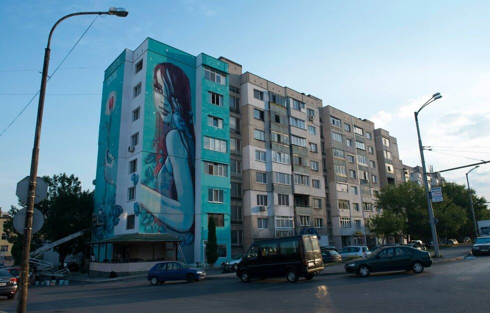 Фотогалерия: "Хвърчащите хора" на Валери Петров в софийския квартал "Сухата река"