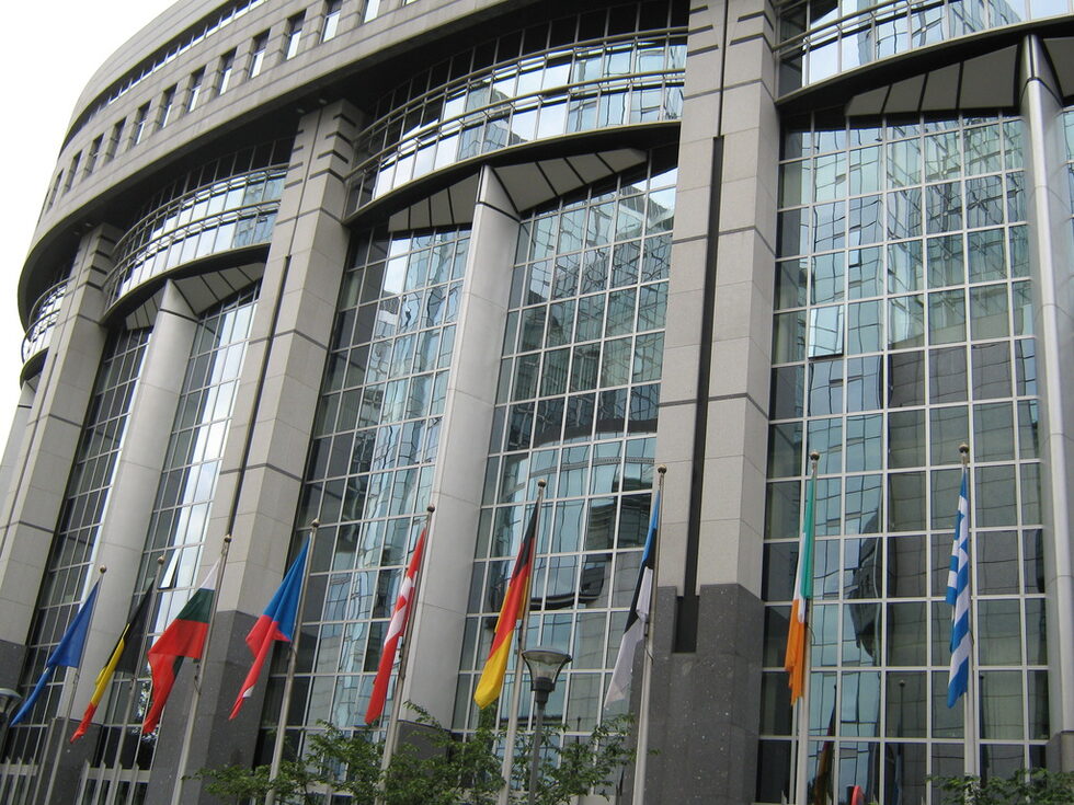 Знамената пред европарламента в Брюксел