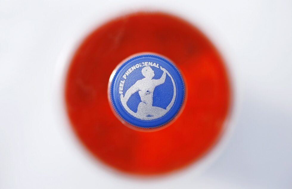 Специфично шотландско питие е содата Irn-Bru. Тя се пороизвежда от 1901 г. и според компанията прозводител A. G. Barr  е "другата национална напитка на Шотландия".