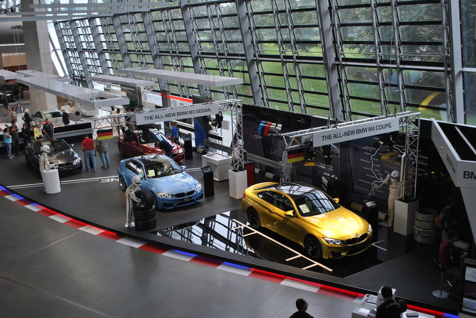 От откриването си преди седем години "Светът на БМВ" (BMW Welt) в Мюнхен е една от задължителните спирки сред многото забележителности в столицата на Бавария. Любопитното е, че изложените в сградата и около нея автомобили и мотоциклети, постоянно се сменят, съобразно актуалните модели.
