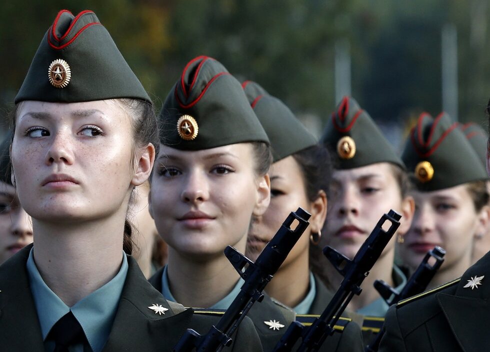Новият курс е от около 700 души, а във Военната свързочна академия "Маршал С. М. Будьони" учат над 4500 души.