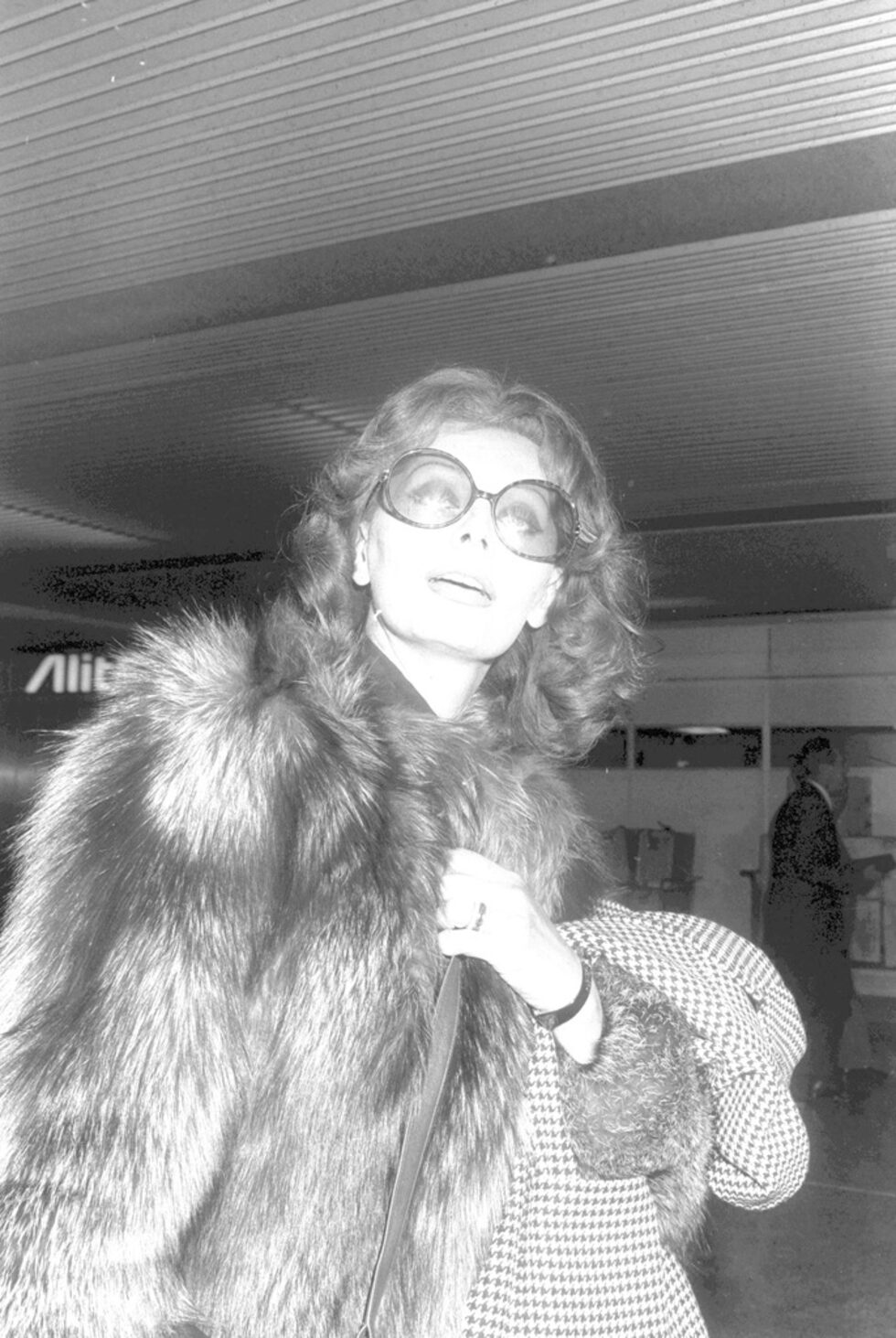 През 1969 г. журналистите от Холивуд присъждат на София Лорен наградата "Златен глобус" като най-популярна актриса в света. Наградата й е присъдена на базата на допитване, проведено в 39 страни.<br /><br />Същата година тя ражда първия си син - Карло Младши-Карлето. След четири години ражда втори син - Едуардо.<br /><br />Снимка от 24 април 1974.