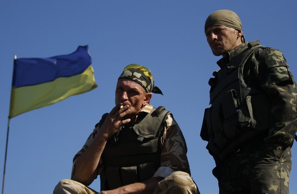 Украински военнослужещи стоят на контролно-пропускателен пункт близо до град Хорливка в източната част на Украйна.