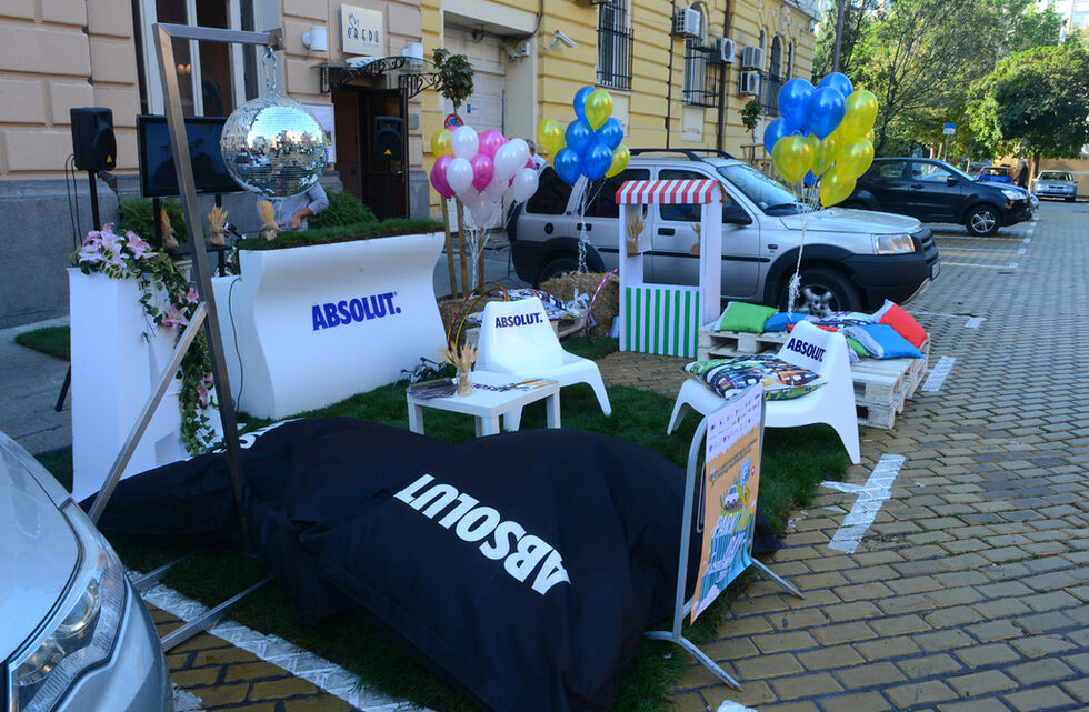 Четвъртото изданието на международната инициатива Park(ing) Day днес преобрази над 28 паркоместа в София, които ще са с ново предназначението си до края на работния ден.