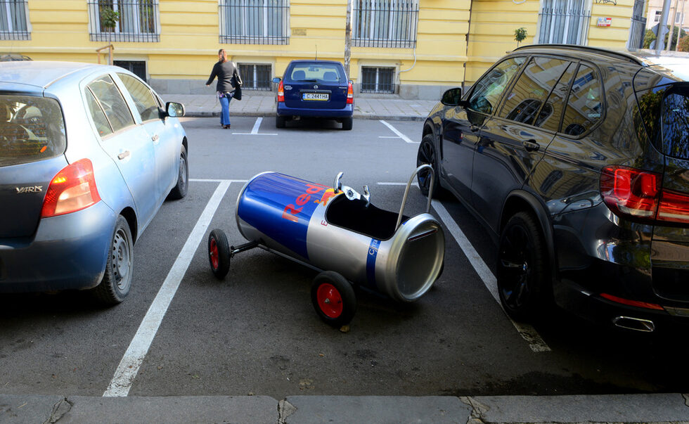 На ул. "Иван Вазов" RedBull демонстрира една от количките-финалисти в първата за България надпревара за конструиране на безмоторни колички. Желаещите ще могат да се качат в щурата "сапунерка" и да научат повече подробности около състезанието.