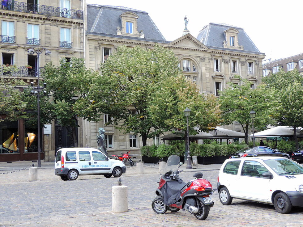 Срещу църквата е Café des Deux Magots, което често е посещавано от Ърнест Хемингуей, а съседното Café de Flore е любимото място на Жан Пол Сартр и Симон дьо Бовоар, които често се срещат там непосредствено след Втората световна война.