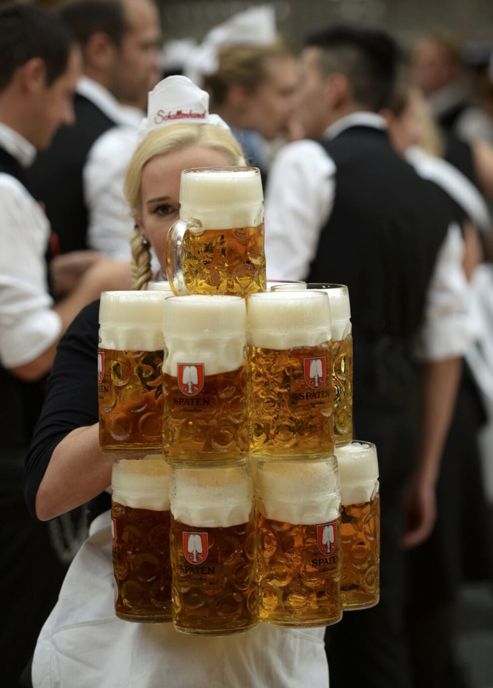 За празника мюнхенските пивоварници правят специална бира (Wiesn Märzen) с по-високо алкохолно съдържание.