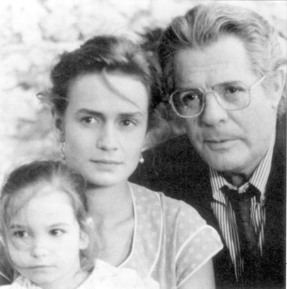 След като играе в "Бели нощи" (1957) на Висконти и в криминалната комедия на Марио Моничели I Soliti Ignoti (1958), Мастрояни е забелязан от великия Фелини, който го кани за главната роля в грандиозната си лента "Сладък живот" (1960). Този филм мигновено прави актьора известен и търсен в цяла Европа.<br /><br />На снимката: Лара Пранцони (ляво), Сандрин Бонер и Марчело Мастрояни в сцена от Verso Sera (на англ. By Nightfall).