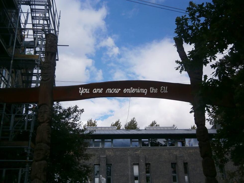 Портата на входа е декорирана с надпис "Добре дошли в Христиания". От обратната страна на табелата ви предупреждават, че се връщате обратно в Европейския съюз.