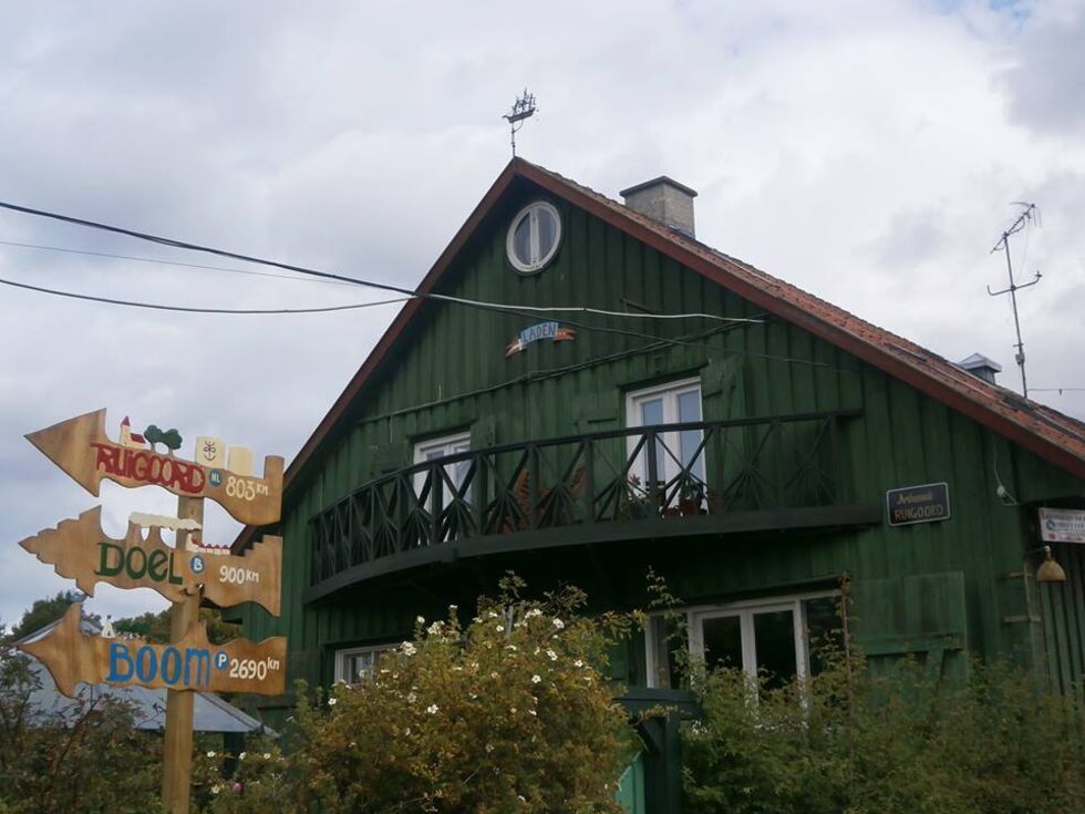 Животът тук е причудлив, но връзката с морето очевидно е  силна. Ветропоказателят сочи откъде духа вятърът. Пътуващите по суша гледат към други точки.