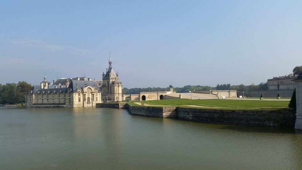 Château de Chantilly е разположен на около 50 км северно от Париж.