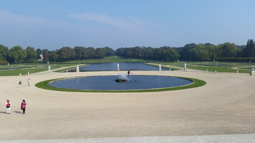 Общата площ на градините принадлежащи към Château de Chantilly е над 115 акра. Построени са и няколко внушителни по размери фонтана и водни огледала.