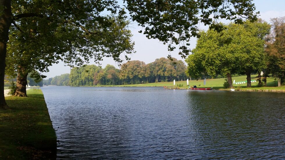 През градините на Château de Chantilly преминава изкуствен плавателен канал с дължина над 2.5 километра и значително надхвърля дължината на този във Версай.