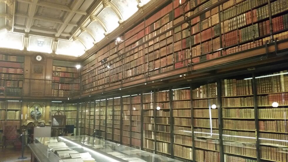 В главната сграда (Musée Condé) се намира изключителна колекция от книги - над 44 000 броя, сред които 700 книги от средновековието и над 1500 манускрипта.