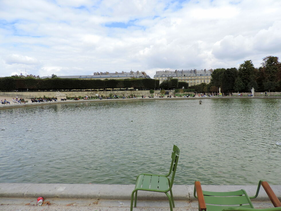 Musée de l’Orangerie (бившите оранжерии на двореца), в който посетителите могат да се възхищават на произведенията на Моне, е разположен югозападно от Тюйлери.