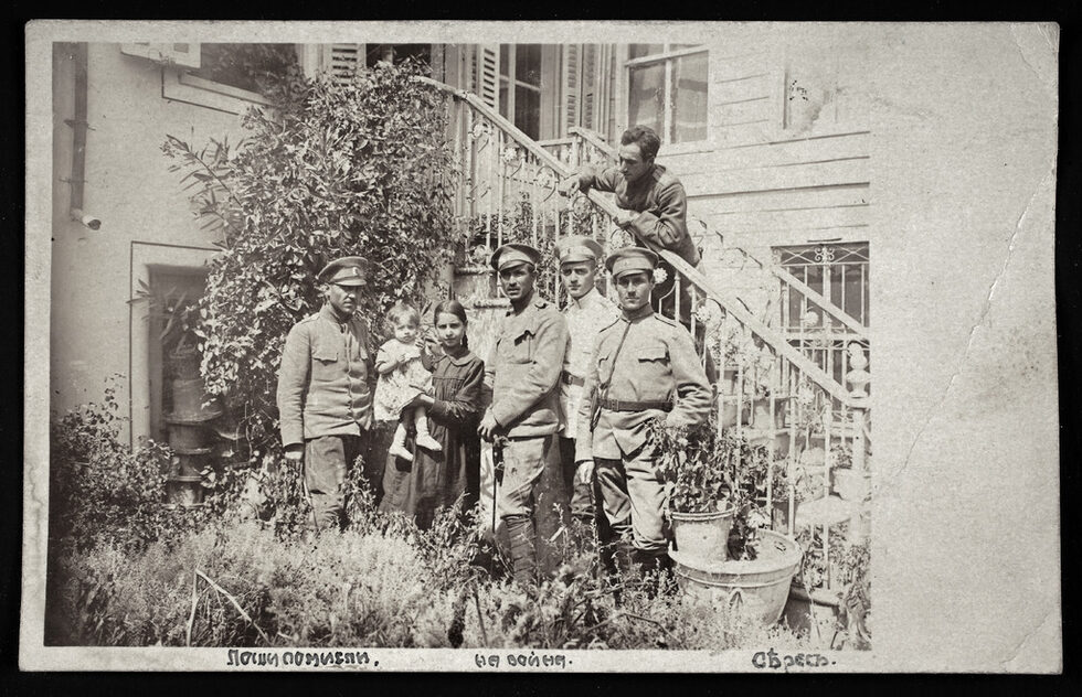 Фотоизложбата "Първа световна война - 100 години", която се откри снощи в приземната "Арт Галерия" на Националния дворец на културата, събира 45 неизлагани досега кадри от ежедневието на българските офицери и войници по фронтовете на Беломорието през Първата световна война (1915-1918).<br /><br />Те произхождат от три албума, собственост на Тракийското дружество "Войвода Руси Славов" и виждат бял свят по инициативата на председателя му генерал Нонка Матова, подбрани и възстановени от фотографа Иво Хаджимишев. Изложбата е оъществена с помощта на НХГ.<br /><br /><em>Снимките принадлежат Тракийско дружество "Войвода Руси Славов", което любезно предостави 19 от тях специално на "Дневник". Не могат да бъдат репродуцирани без съгласието на генерал Нонка Матова.</em>