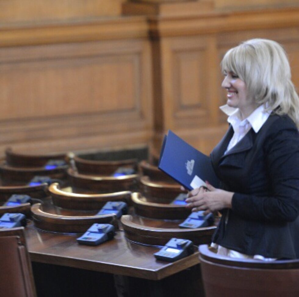 В парламента се появиха нови лица. Най-голям интерес предизвика първата отцепила се от парламентарната си група - Ана Баракова дни преди депутатската си клетва заяви, че няма да се присъедини към групата на "България без цензура", а ще остане независима.
