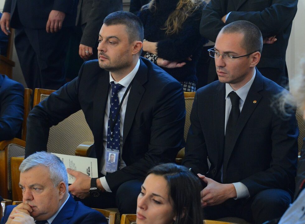 Лидерът на "България без цензура" Николай Бареков се появи в пленарната зала, въпреки че предпочете да остане евродепутат.