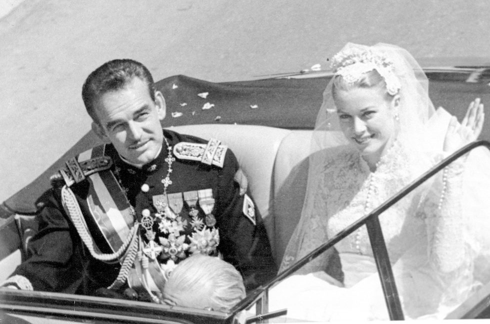 През октомври 1947 се записала в Американската академия за драматични изкуства. Успехът на Грейс в Академията бил вън от съмнение. А скоро, без да положи никакви усилия, открила, че е станала модел - снимките й започнали да се появяват редовно на страниците на модните и светски списания.<br />
<br />
На снимката: Принцеса Грейс с принц Рение III след брачната церемония в Монако, 19 април 1956.