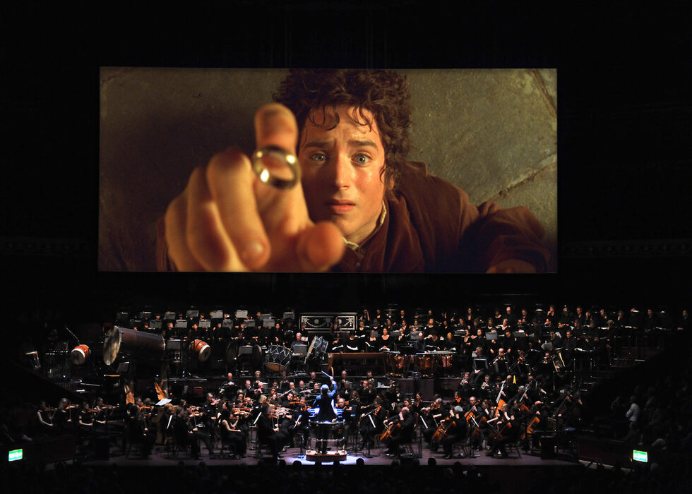 "Дневник" и Lord of the Rings in Concert дават шанс на петима читатели да спечелят билет за спектакъла и раздава още 10 награди -  пет реплики на пръстена и пет тениски, в своята <a href="http://www.dnevnik.bg/razvlechenie/2014/10/24/2405828_igrai_i_specheli_s_lord_of_the_rings_in_concert/" target="_blank">обща игра</a>. 
