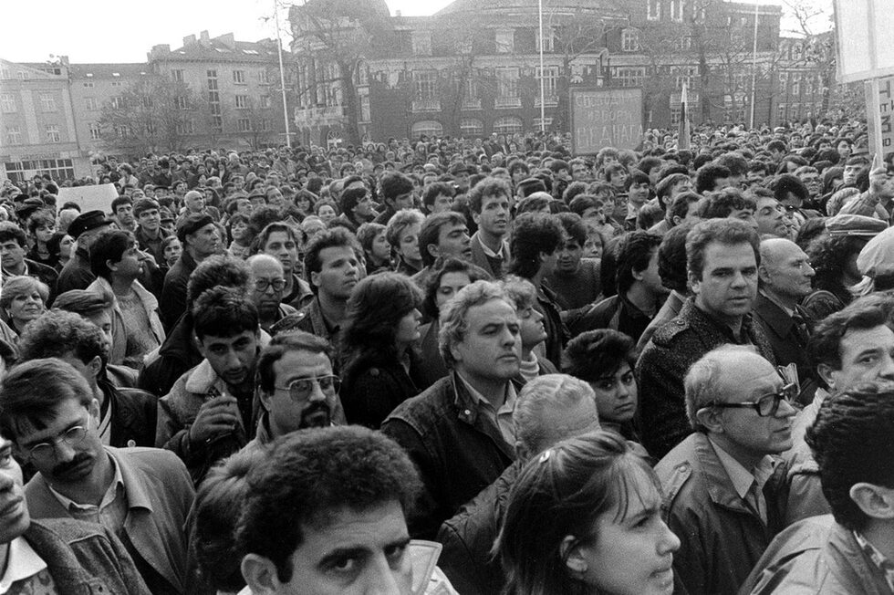 Един от първите митинги във Варна, след свалянето на Тодор Живков на 10 ноември 1989г. Множеството се е събрало пред галерията на Съюза на българските художници на тогавашния пл. "Варненска комуна" (днес "Независимост")