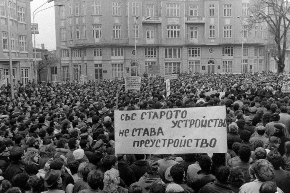 Обичайното място, на което милицията разрешава митинги на опозицията е малък затворен площад зад сградата на Драматичен театър "Стоян Бъчваров" във Варна.