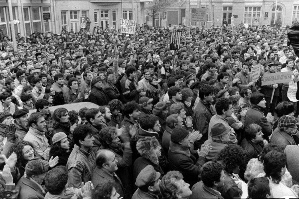 На първите митинги протестиращите издигат искания за свободни избори.