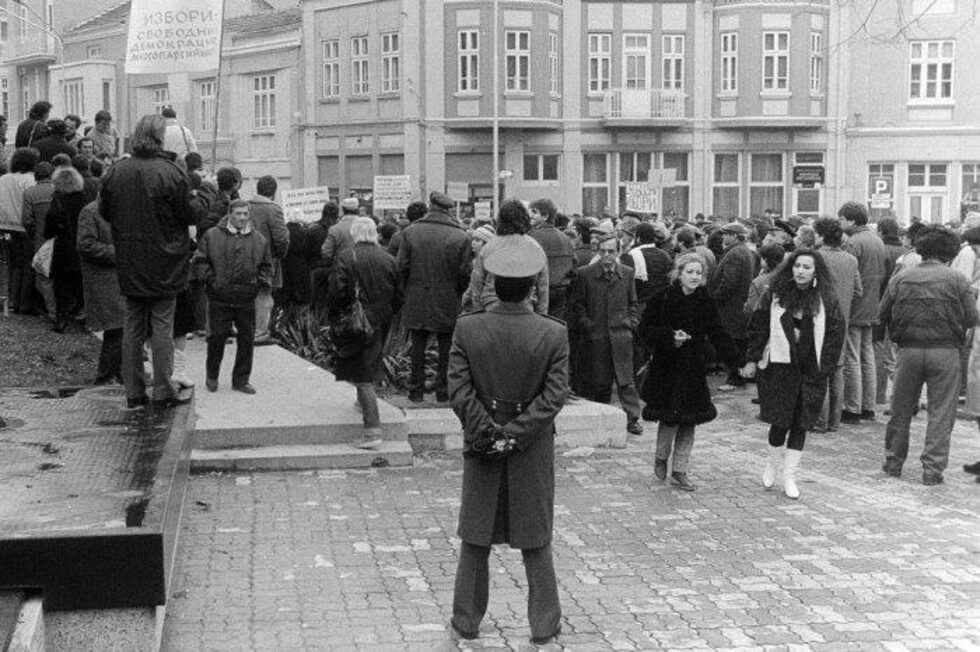 Милицията охранява и наблюдава първите митинги във Варна тайно и явно.