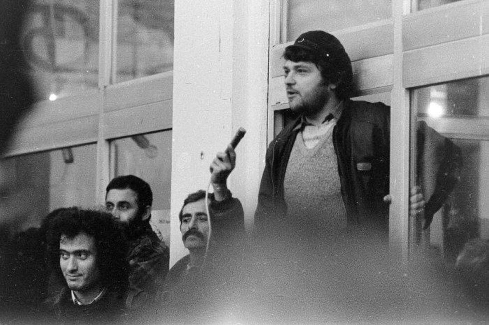 Едно от местата, на които в първите дни след 10 ноември 1989г. протестиращите във Варна организират митингите си е галерията на Съюза на българските художници на тогавашния пл. "Варненска комуна" (днес "Независимост").
Сред ораторите тогава са и лидерите на т.нар. "Независими студентски дружества".