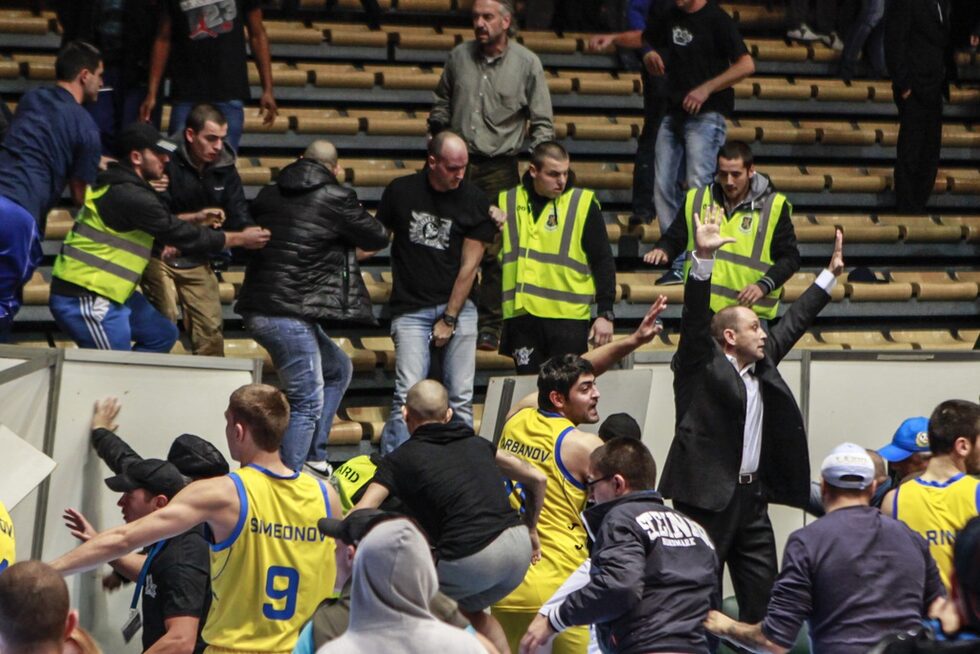 Ултраси на баскетболния "Левски" <a href="http://www.dnevnik.bg/sport/2014/11/15/2420056_video_ultrasi_na_levski_napadnaha_privurjenici_na/" target="_blank">нападнаха привърженици на "Партизан" и прекратиха двубоя между двата отбора от Адриатическата лига</a>.