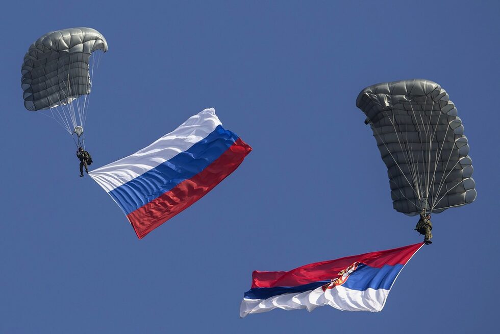 Сръбски парашутисти се спускат със сръбското и руското знаме на съвместно учение в село  на запад от Белград, Сърбия.