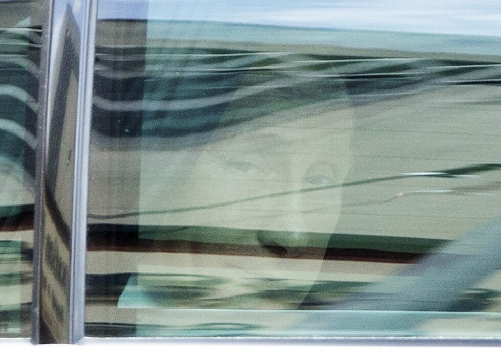 Руският президент Владимир Путин гледа от лимузината си на път за летище Бризбейн. Путин напусна срещата на върха на Г-20 часове преди официалния й край в австралийския град Бризбейн, където бе подложен на серия от остри критики за ролята на Русия в украинската криза.