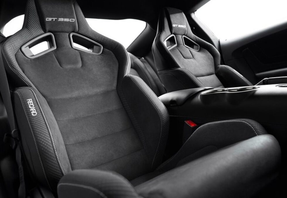 Предните седалки са Recaro