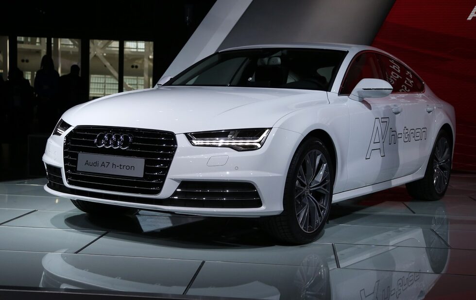 "Ауди" A7 Sportback h tron quattro пък е хибрид, който обаче не отделя вреди емисии в нито един момент от експлоатацията си. Това се постига като основното задвижване става с водород, а резервното е електричество, заредено от контакта.