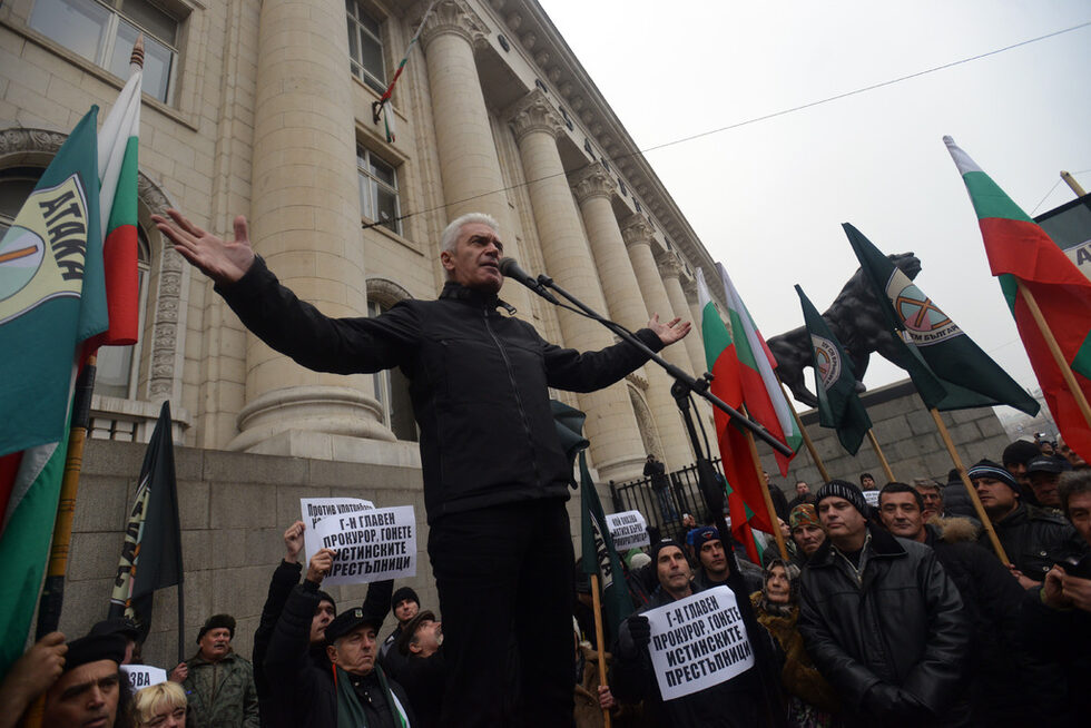 2013 г. стана <a href="http://www.dnevnik.bg/bigpicture/2014/01/12/2188583_godinata_na_protestite/">"Годината на протестите"</a> в най-новата ни история - година, която обаче отдавна надхвърли календарните очертания и се наследи и от 2014 г. с многобройни демонстрации "за" или "контра".<br /><br />Още на 8 януари "Атака" "откри сезона" с протест на площад "Батенберг" до сградата на Народното събрание, срещу <a href="http://www.dnevnik.bg/bulgaria/2014/01/08/2215894_prokuraturata_poiska_imuniteta_na_volen_siderov/">искането за сваляне на имунитета на Волен Сидеров</a>. Това се случи след <a href="http://www.dnevnik.bg/bulgaria/2014/01/07/2214998_siderov_vleze_v_konflikt_s_putnici_na_letishte_varna/">инцидента на летище Варна</a>, при който лидерът и членове на националистическата партия влязоха в конфликт с дипломат от френското посолство, а след това се сбиха с пътник от същия полет и полицай на летището.<br />