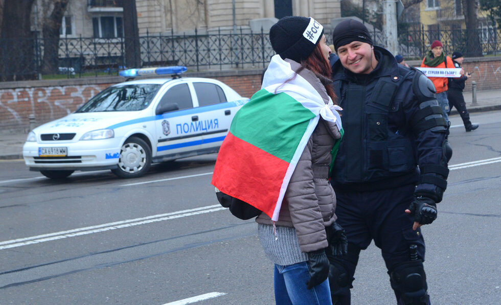 Междувременно протестите срещу правителството на Пламен Орешарски продължиха, макар и с намален заряд. <a href="http://www.dnevnik.bg/bulgaria/2014/05/12/2298068_na_333-iia_den_protestut_sreshtu_kabineta_se_ojivi/">Оживление се усети на 333-ия ден</a> от протестите и около <a href="http://www.dnevnik.bg/bulgaria/2014/06/14/2323287_danswithme_godina_po-kusno_ostavka_koga_hronologiia/">годишнината на вълната #ДАНСwithme</a>, която започна на 14 юни 2013 г. заради опита за назначение на депутата от ДПС Делян Пеевски за шеф на ДАНС и прерасна в искане на оставката на правителството.<br />