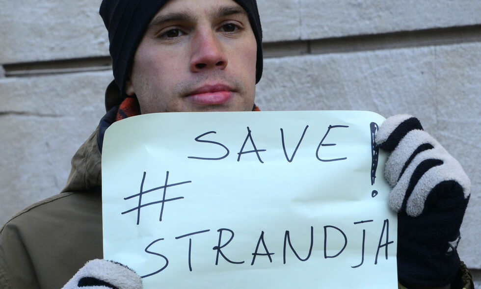 Протестите на природозащитниците <a href="http://www.dnevnik.bg/zelen/2014/02/11/2239504_vie_ste_pozor_ostavka_i_zatvor_na_poredniia_protest_v/">продължиха и през пролетта</a> с демонстрации пред Съдебната палата и Министерството на околната среда и води, както и по Черноморието.<br />
