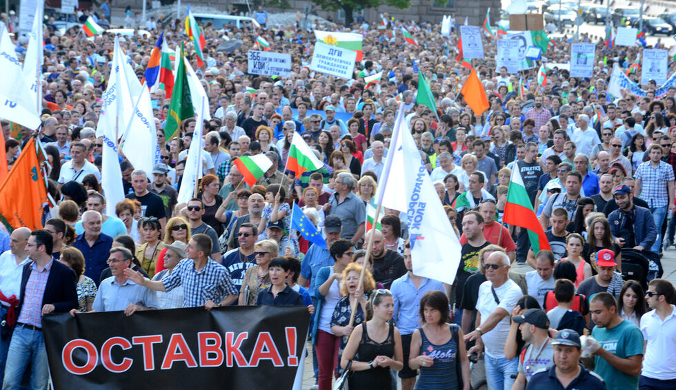 На 14 юни хиляди излязоха на <a href="http://www.dnevnik.bg/bulgaria/2014/06/14/2323287_danswithme_godina_po-kusno_ostavka_koga_hronologiia/">365-ия протест от серията #ДАНСwithme</a> все още в очакване на оставката на кабинета "Орешарски".<br />