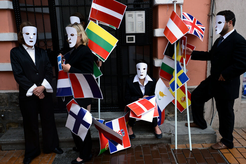 Над 80 <a href="http://www.dnevnik.bg/photos/2014/07/18/2346155_fotogaleriia_ograda_za_solidarnost_vmesto_bariera/">активисти на "Амнести интернешънъл"</a> от над 30 държави се събраха на 18 юли в центъра на София, за да "трансформират" символично външната граница на Европейския съюз във възпоменателна стена за мигрантите и бежанците.<br />