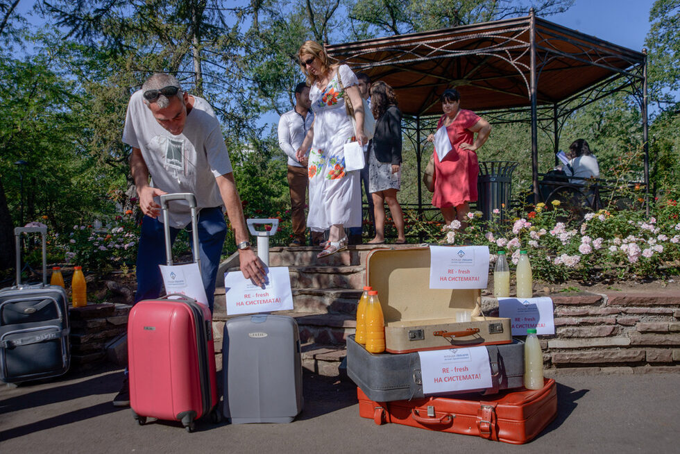 През юли медици от организацията <a href="http://www.dnevnik.bg/zdrave/2014/08/19/2363859_mladi_lekari_prizovaha_politicite_da_osvejat_zdravnata/">"Млади лекари за ново здравеопазване" показаха неудовлетворението си от рушащата се здравна система</a> на България и излязоха на символичен протест с куфари и плодови фрешове, за да призоват политиците да "освежат" системата и да я направят по-привлекателна за младите специалисти, така че да ги задържат. Те предупредиха, че ако до неотдавна поне половината от завършващите лекари избираха да останат в страната, сега вече около 80% имат готовност да я напуснат при първа възможност.<br />