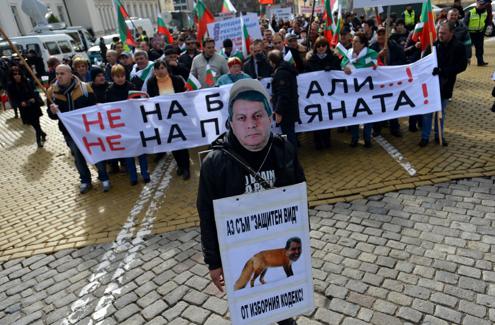 Протести белязаха началото и на новото - 43-о Народно събрание. <a href="http://www.dnevnik.bg/photos/2014/10/27/2407502_fotogaleriia_protesti_beliazaha_nachaloto_na_noviia/">Жители на Кюстендил и Дупница дойдоха организирано в София</a>, за да протестират срещу това, че издигнатият за депутат от ДПС Александър Методиев, наричан Бат' Сали, е обявен за народен представител от техния избирателен район.