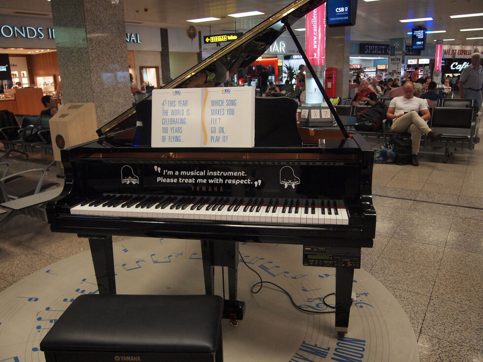 Летището в Ла Валета: "This year the world is celebrating 100 years of flying… Which song makes you fly? Go on, play it!"