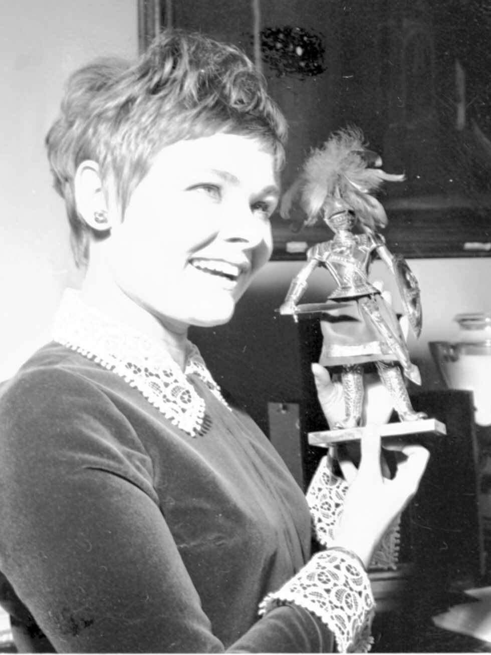Тя дебютира в телевизията на 25 години с "Hilda Lessways" (1959), а шест години по-късно и на големия екран с "The Third Secret" (1964).<br /><br />През 1970 г. на г-жа Денч е присъдена титлата офицер от Ордена на Британскага Империя, а 18 години по-късно, получава втора титла от Ордена, която се дава само на жени.<br /><br />На снимката: Джуди Денч получва награда на 4-ти международен филмов фестивал Paladino D'Argento  в Лондон, Англия 1967 г..
