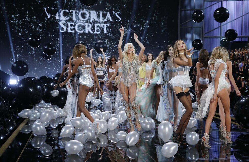 Фотогалерия: Ангелите на Victoria's Secret показаха бельо за милиони