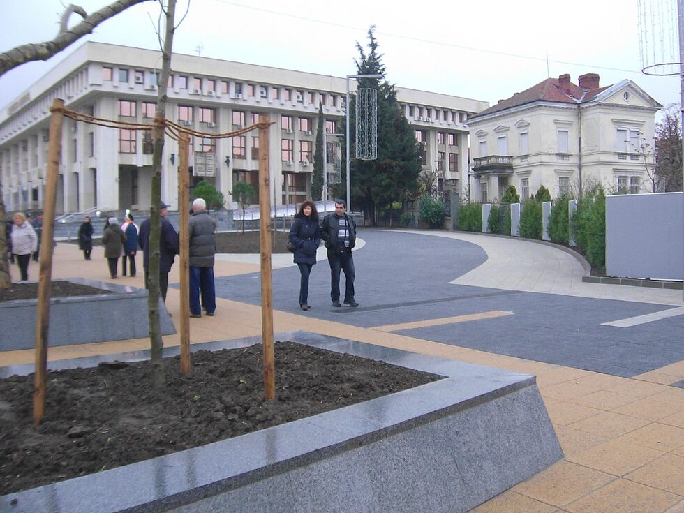 Проектът за модернизация на площад "Тройката" е по Схема за предоставяне на безвъзмездна финансова помощ "Зелена и достъпна градска среда" по Оперативна програма "Регионално развитие" 2007 - 2013. Стойността на проекта е над 13 млн. лева