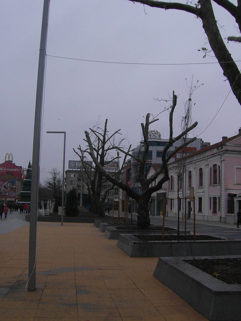 Фотогалерия: Бургас посрещна Никулден с обновен площад "Тройката"