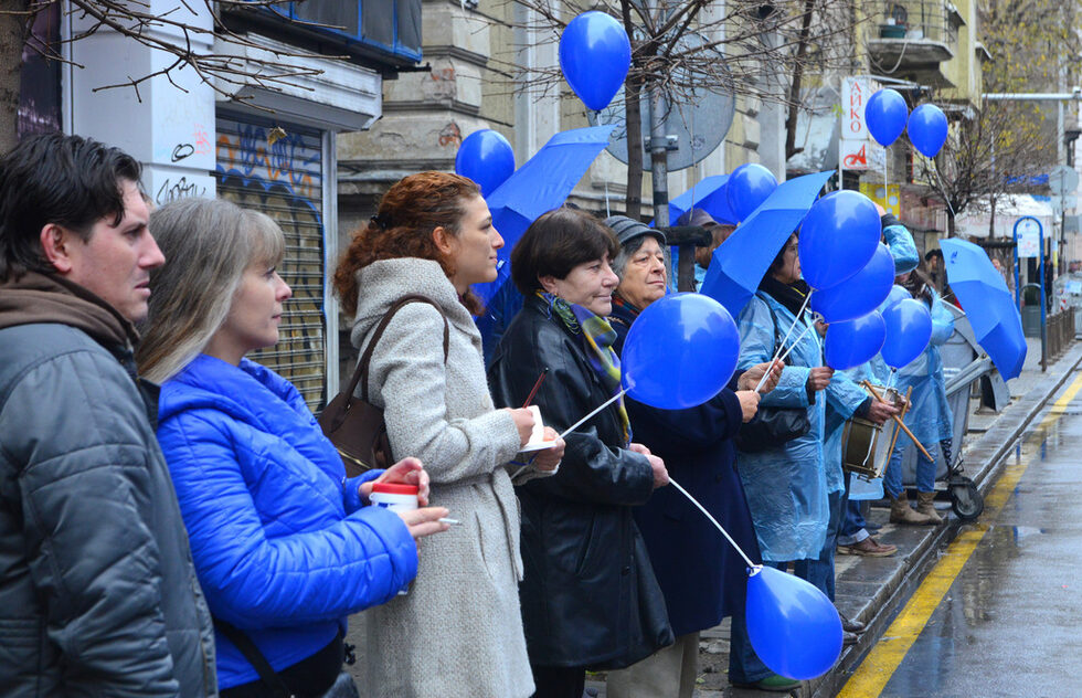 "Това е смисълът, скъпи приятели, от отпразнуването на днешния 25-годишен юбилей на СДС, да извлечем поуки, та от тук нататък да бъде по-силни" - така се обърна към гостите Петър Стоянов. Цитиран от БНР, той изрази съжаление за многобройните разцепления в СДС през последните 15 години:<br /><br />"След като "Реформаторският блок" спечели ми се обади стара моя приятелка. По ирония на съдбата, когато СДС се разцепи, аз останах седесар, тя отиде в партията ДСБ. Нейният съпруг изказа своята публична симпатия към партията на госпожа Кунева и й казах: Най-после всички сме заедно - аз седесарят, ти - десебарят и твоят съпруг, който е от "България на гражданите". Защо трябваше да ги ядем тези жаби през последните 15 години?"