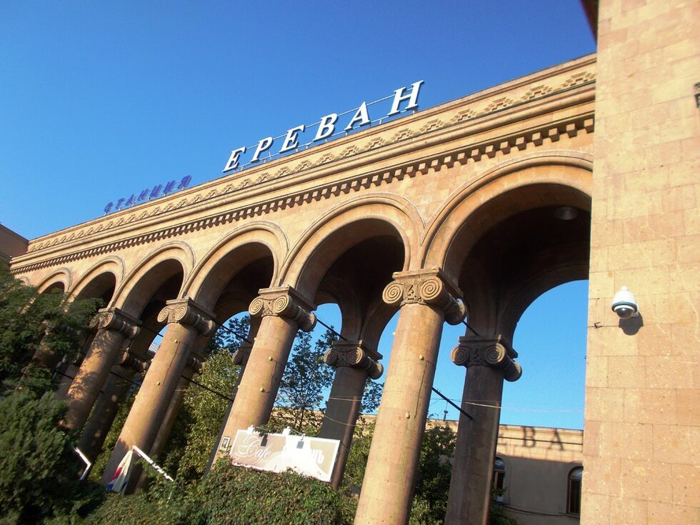 Най-сетне към йезидите! Още миналата година се канихме да отидем в Армавир, където живее предимно йезидското малцинство в Армения. И ето, че на връх девети септември тръгваме за малкия град на по-малко от час път от Ереван. Трябваше да хванем влака в 7. 30 от Ереванската гара. Единият вагон беше с дървени пейки, но в съседния бяха облицовани с изкуствена кожа.