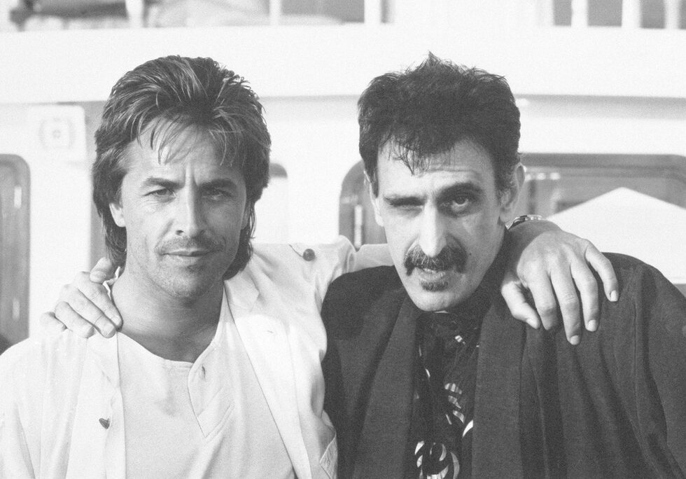 Дон Джонсън е американски кино и телевизионен актьор роден през 1949 година. Името му добива световна слава с ролята му от популярния телевизионен сериал от 1980-те Маями Вайс. За изпълнението си в този филм Джонсън получава наградата "Златен глобус".<br /><br />Дон Джонсън е роден на 15 декември 1949 година във <a class="new" href="http://bg.wikipedia.org/w/index.php?title=Флет_Крийк&action=edit&redlink=1" title="Флет Крийк (страницата не съществува)">Флет Крийк</a>, щата <a href="http://bg.wikipedia.org/wiki/Мисури_(щат)" title="Мисури (щат)">Мисури</a>. <br /><br />На снимката: франк Запа и Дон Джонсън в Бърбанк, Калифорния, март 1986 г.