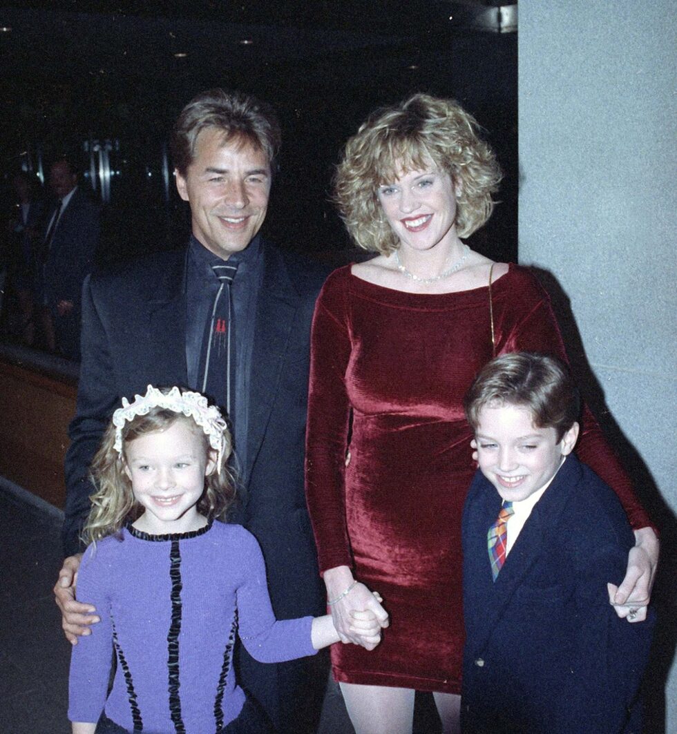 Дон Джонсън е имал четири съпруги в пет брака, два от които съвсем кратки.<br /><br />На снимката: Актьорът Дон Джонсън със съпругата си, актрисата Мелани Грифит и техните деца на премиерата на филма "Paradise" в Ню Йорк, 15 септември 1991.